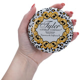 TYLER CANDLE Prestige Blueberry Blitz tapa dorada para un toque de lujo