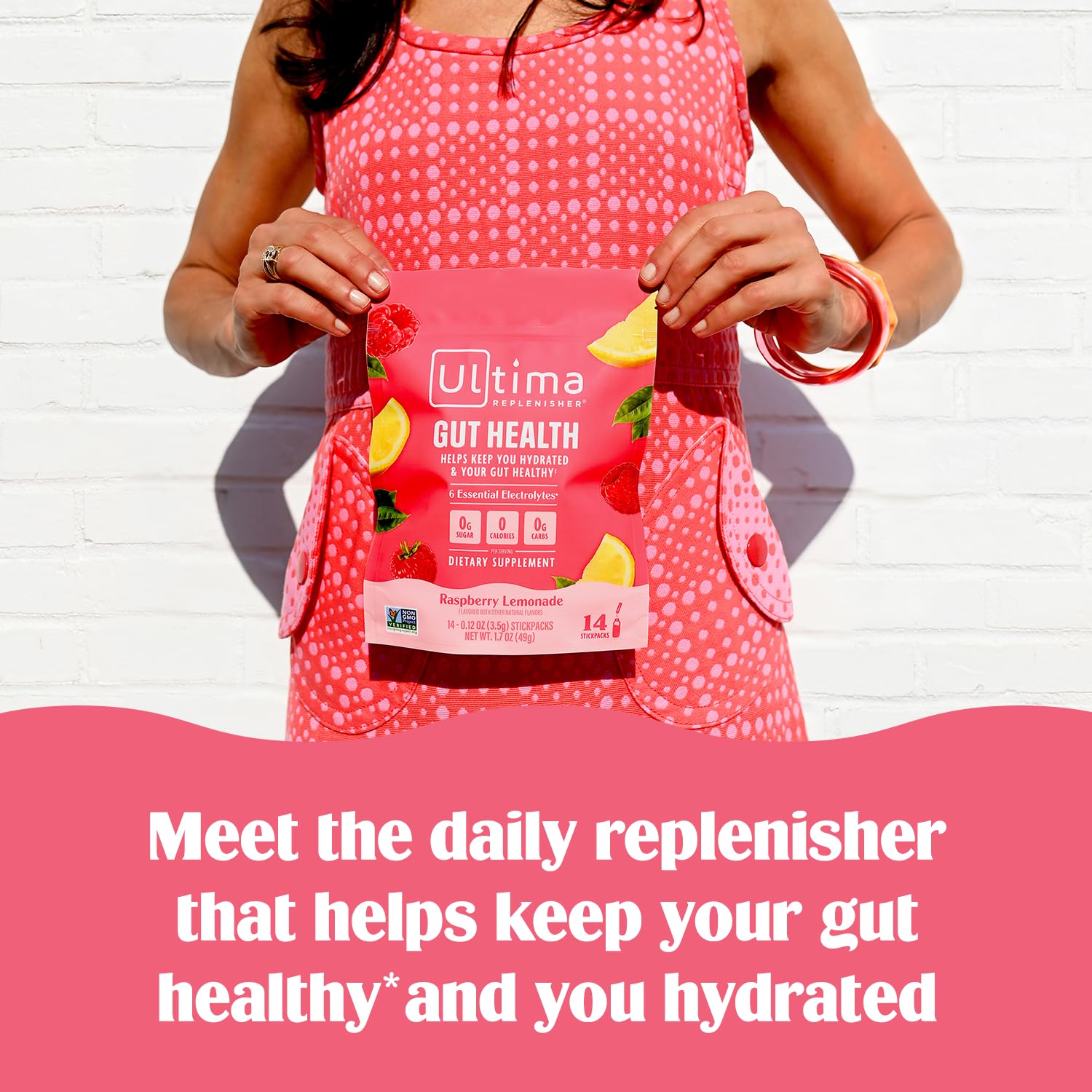 Vaso con agua y stickpack Ultima Replenisher para hidratación rápida