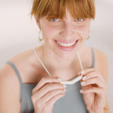 Upright GO collar silicona suave, ideal para piel sensible.