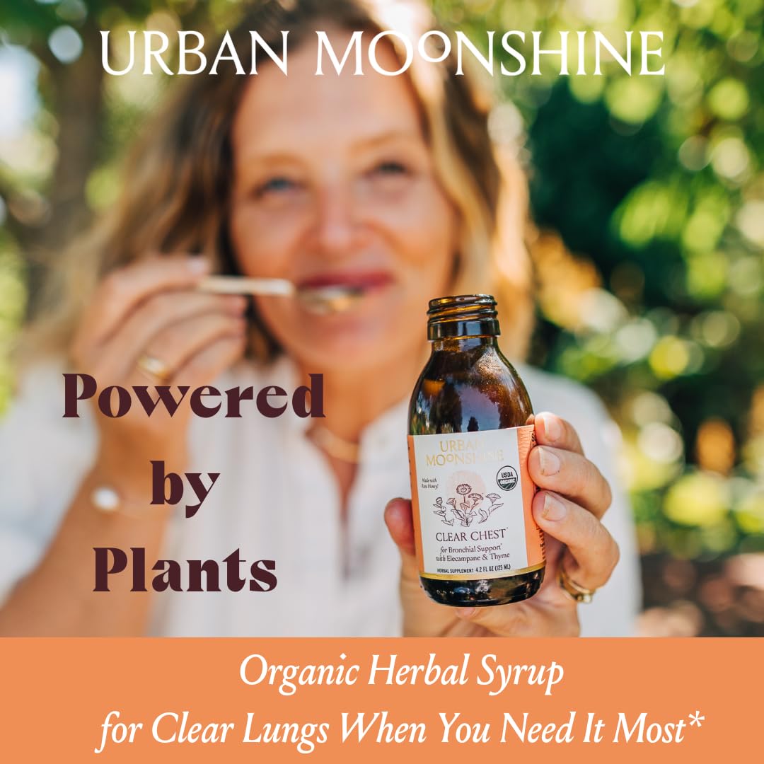 Jarabe Urban Moonshine para pecho claro en copa, uso diario para apoyar la respiración suave.
