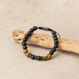 Brazalete UroClysmic estilo masculino para conjunto casual o formal