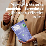 URVI Neuro Gummies: frasco en escritorio, ideal para rutina diaria relajante.
