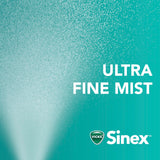 Manos sosteniendo la botella de Vicks Sinex Severe para uso localizado.