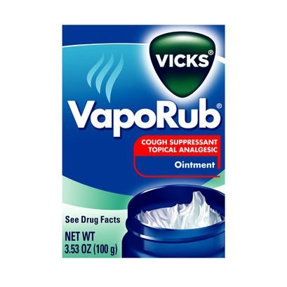 Vicks VapoRub: textura suave para masaje ligero durante la aplicación.