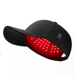 Persona usando la Gorra LED Viconor en casa.