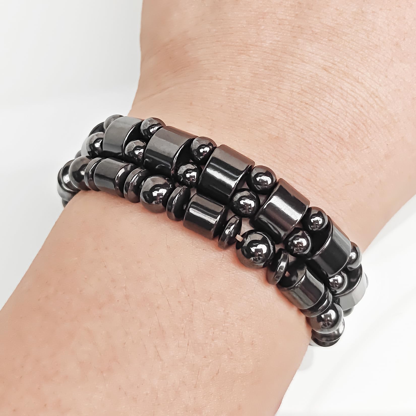 Conjunto de dos pulseras hematita magnética VIKI LYNN, opción para combinar estilos.