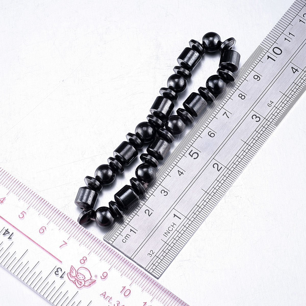 Detalle de cuentas de hematita pulsera magnética VIKI LYNN, aspecto brillante y tacto cómodo.