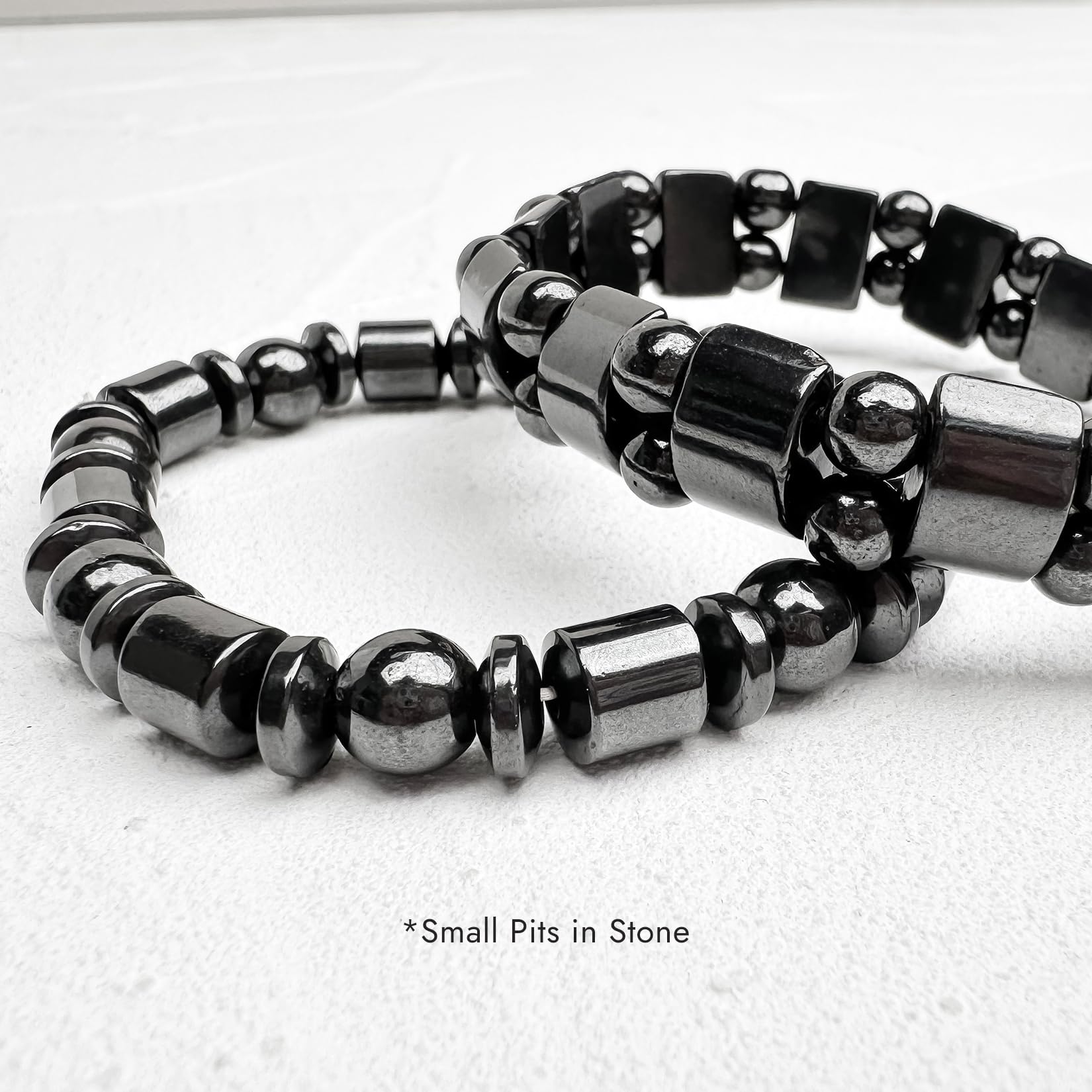 Diseño moderno de pulsera hematita magnética VIKI LYNN para completar cualquier look.
