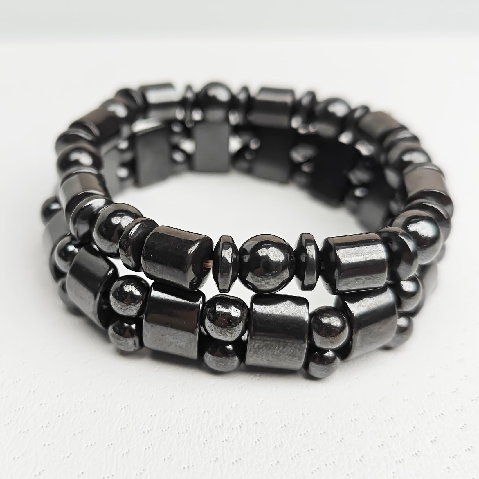 Pulsera hematita magnética VIKI LYNN, accesorio versátil para uso diario y estilo.
