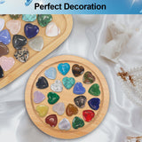 Manos sosteniendo piedras Virekm para observar color y uso práctico.