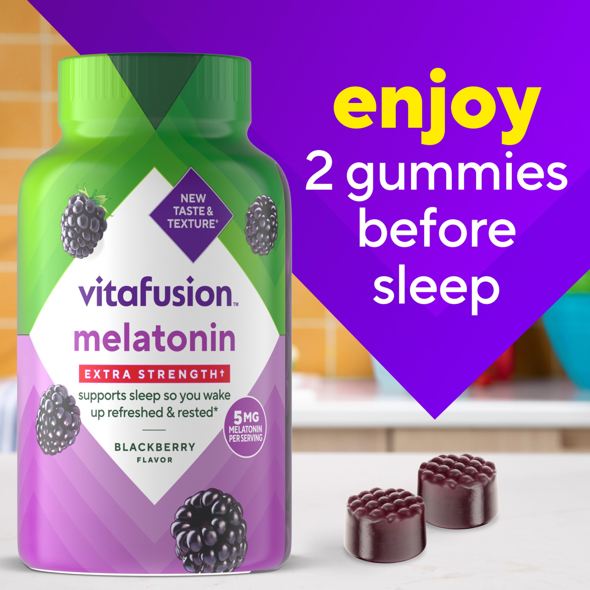 Vitafusion Melatonina: persona relajada preparando la rutina nocturna.
