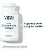 Vital Nutrients glucosamina sulfato vegano, mano sosteniendo cápsulas para recordatorio de ingesta.
