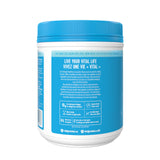Vital Proteins colágeno sin sabor, vertiendo polvo en vaso para integrar en la rutina.