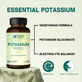 Vitamin World Potassium 99 mg, mano sosteniendo cápsulas para ingesta diaria.