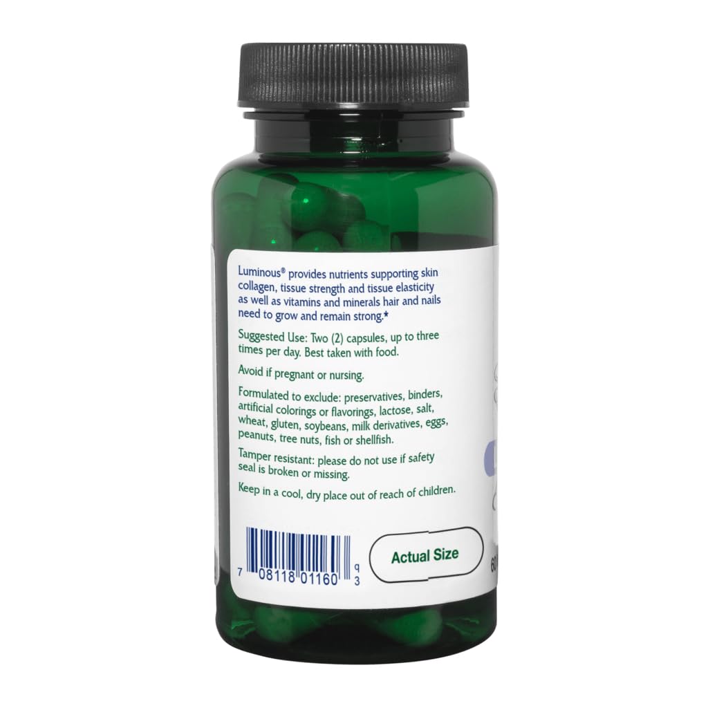 Capsulas de Vitanica Luminous en la mano para uso diario.