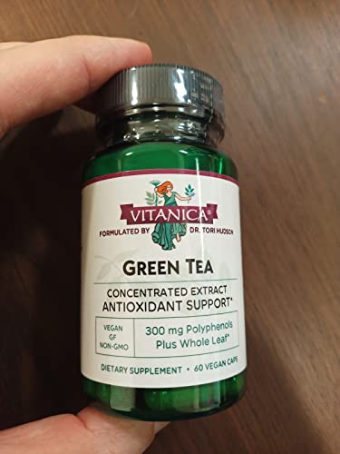 Vitanica te verde extracto, cápsulas en mano, aporte antioxidante.