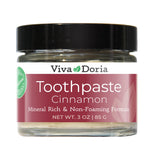 Pasta dental Viva Doria sin fluoruro con canela en frasco de vidrio para uso diario.
