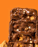 Textura crujiente de War on Sugar, ideal como tentempié post-entrenamiento proteico.