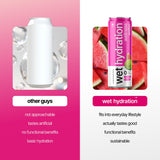 Lata fría de Wet Hydration en la mano, experiencia refrescante
