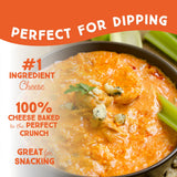 Whisps Queso cheddar crujientes servido con guarniciones sabrosas