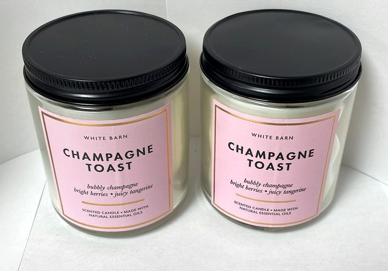 White Barn Champagne Toast vela decorativa en mesa, crea atmósfera festiva y acogedora.