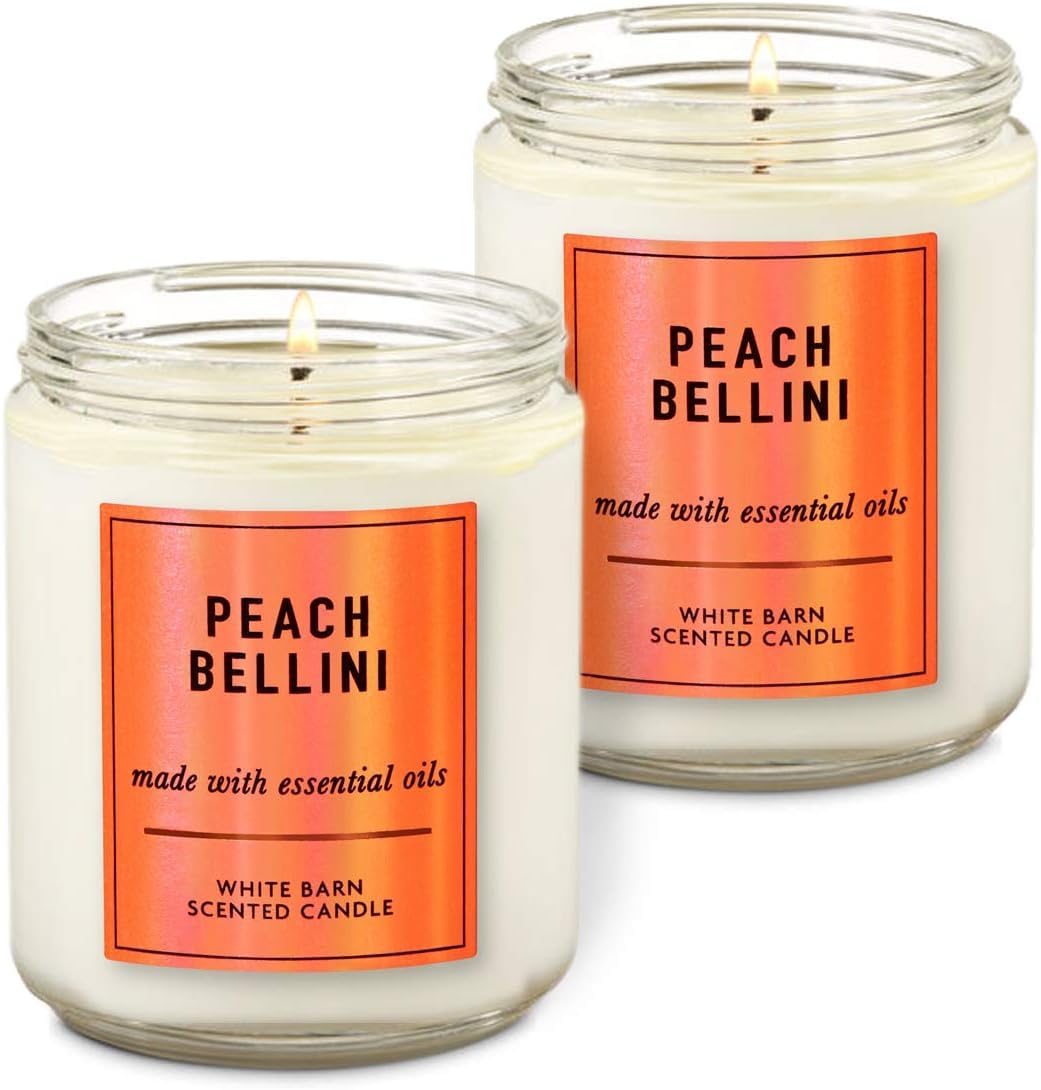 Vela White Barn Peach Bellini con una única mecha para ambientar la habitación y aroma duradero.
