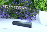 Gemscite obelisco turmalina negra con brillo natural, ideal para meditación y concentración.