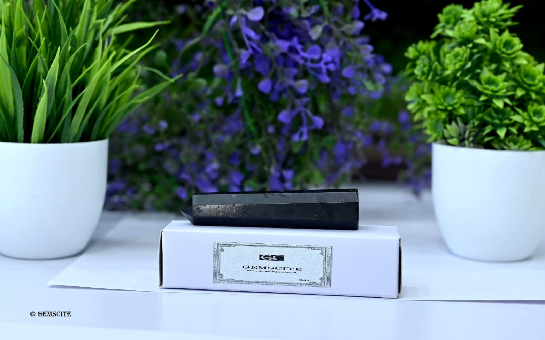 Gemscite obelisco turmalina negra faceteado, brillo natural para armonizar espacios.