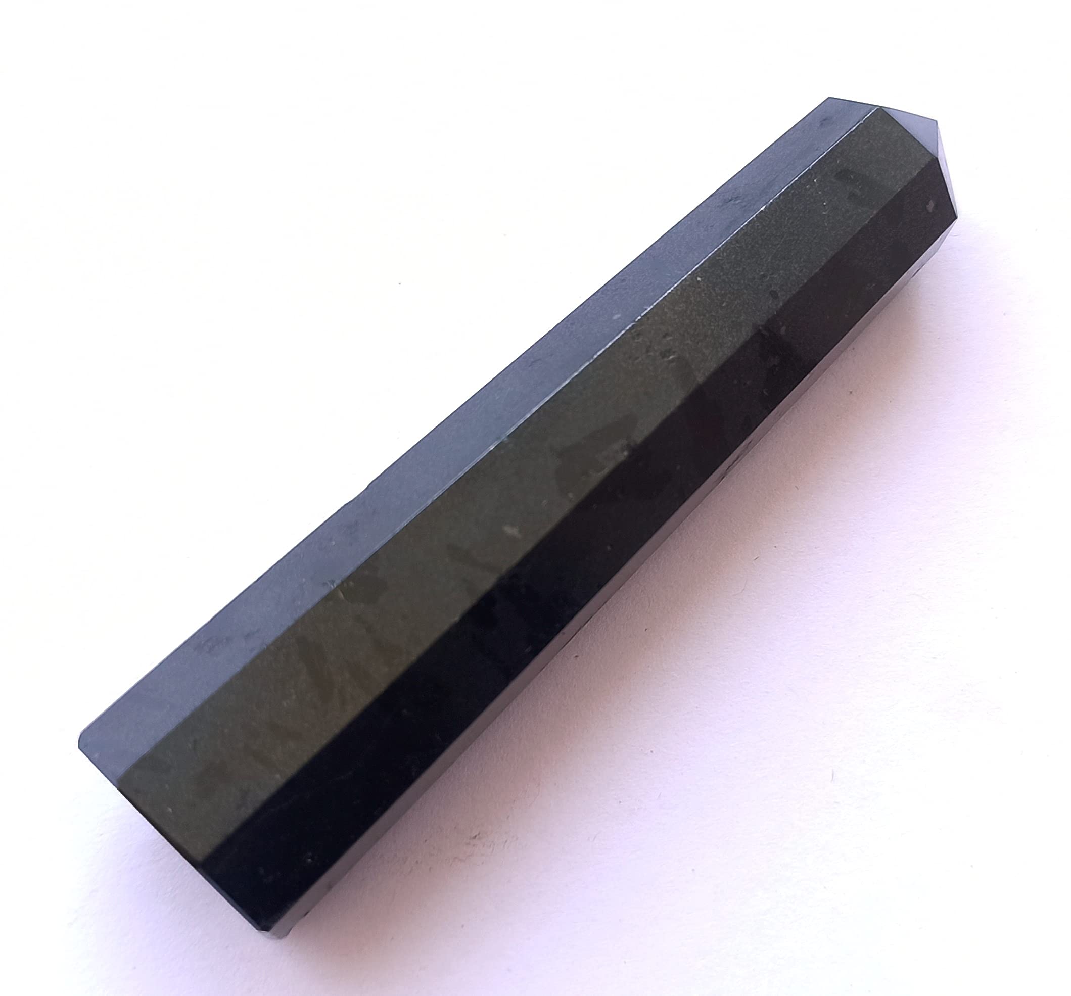 Gemscite obelisco turmalina negra para meditación, favorece prácticas tranquilas y centradas.