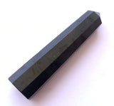Gemscite obelisco turmalina negra para meditación, favorece prácticas tranquilas y centradas.