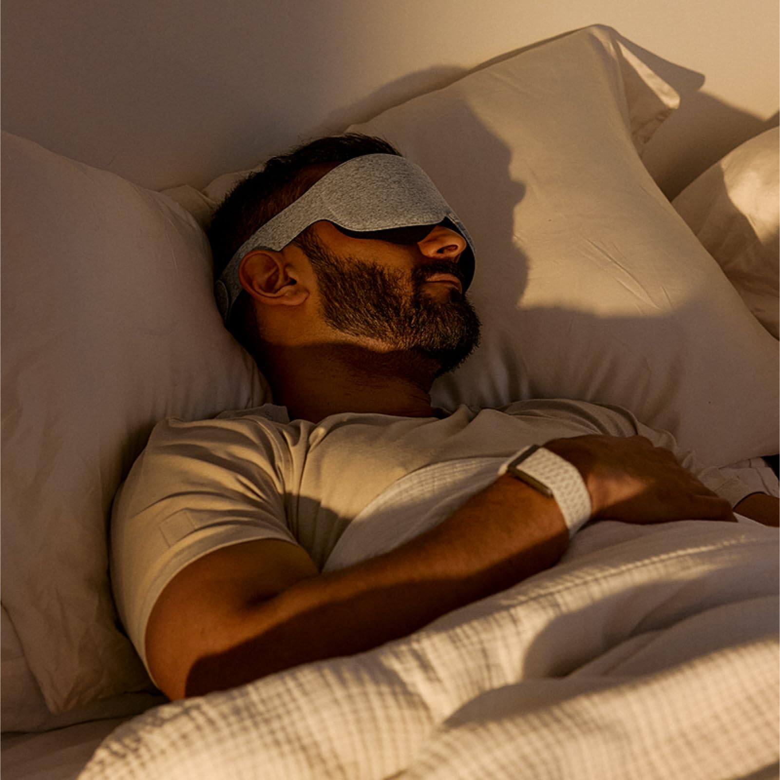 Máscara de Whoop Restorativa con contorno ocular reduce la presión y es adecuada para dormir de lado.