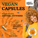 Wild & Organic cápsulas en mano para demostrar tamaño suave