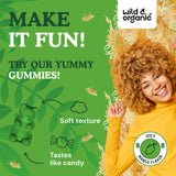 Etiqueta vegana y sin transgénicos en gomitas Wild & Organic para niños.