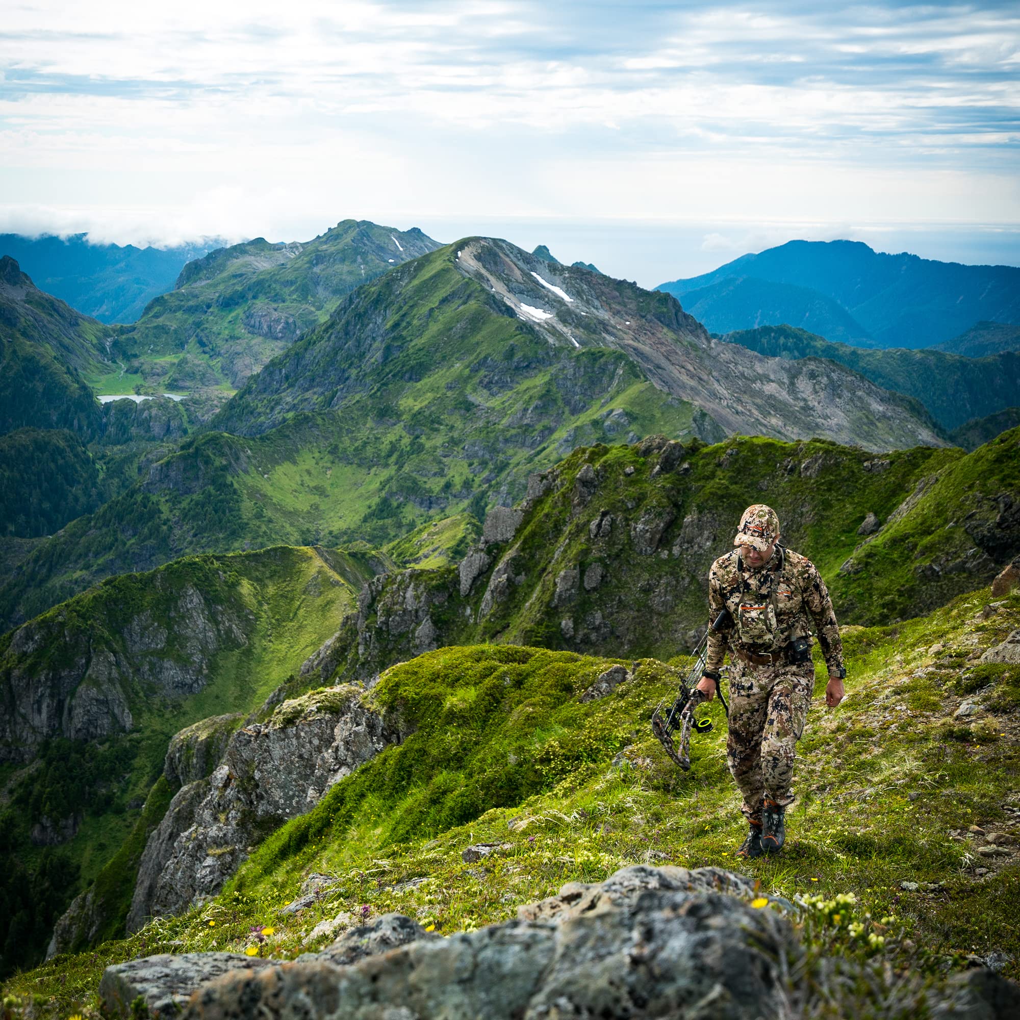 Wilderness Athlete Altitude Advantage: mano sosteniendo la botella durante senderismo