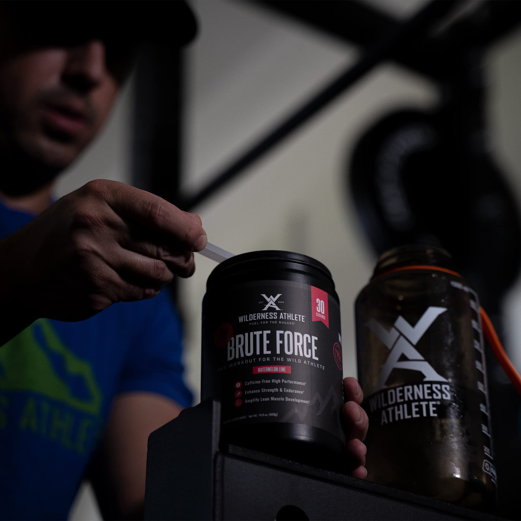 Wilderness Athlete Brute Force, sabor-sandia-lima, energía sin cafeína para sesiones intensas.