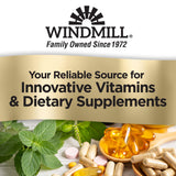 Windmill Biotina 5000 mcg, manos sosteniendo la botella en rutina diaria.