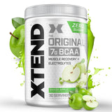 Xtend Original BCAA polvo en vaso para recuperación durante el entrenamiento.
