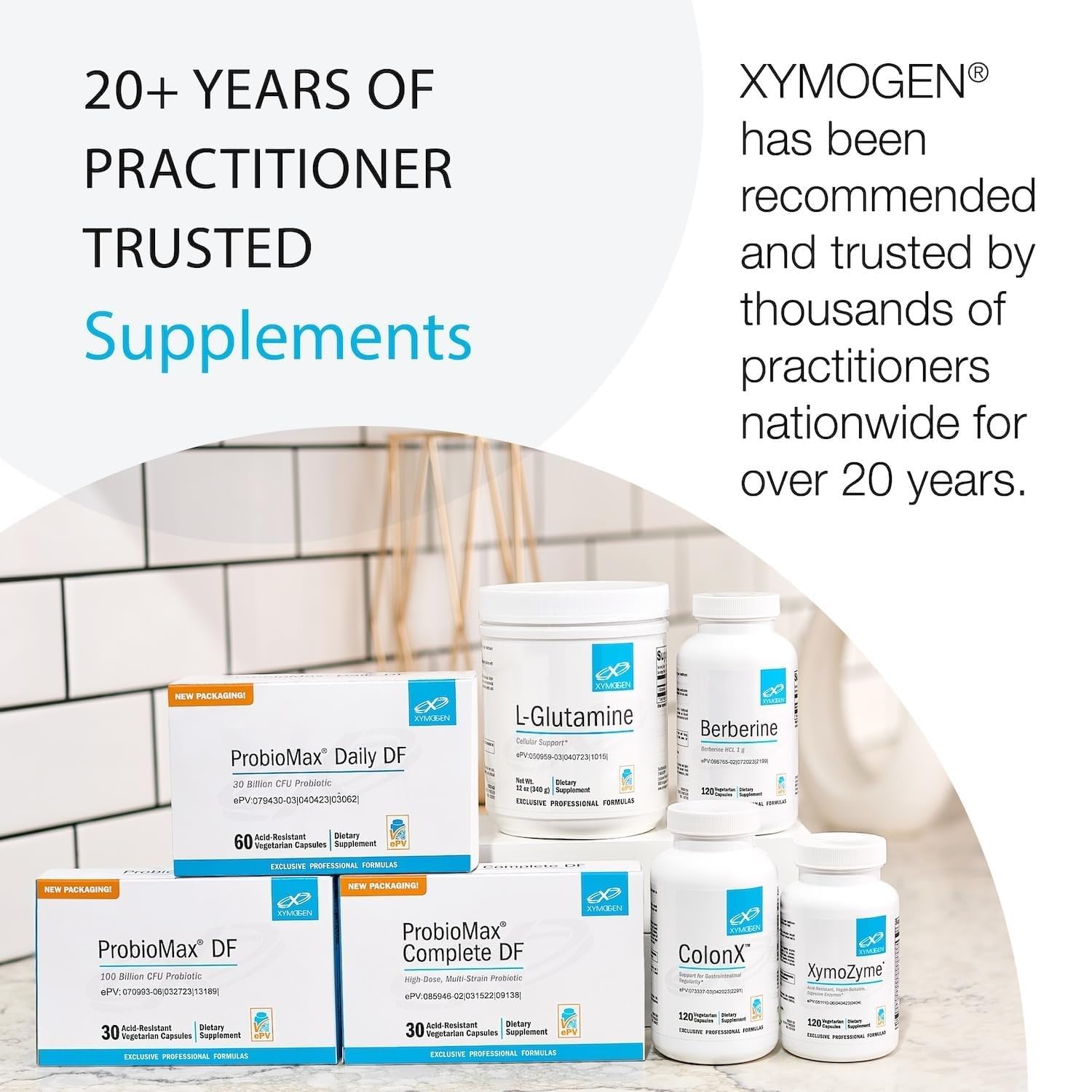 Cápsulas de XYMOGEN NeuroActives BrainSustain en la mano para dosis diaria.