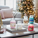 Vela Yankee Candle acabado-iridiscente-nieve aporta brillo suave a la decoración.