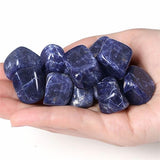 Piedras sodalita azul en la mano de YATOJUZI para relajación y concentración.