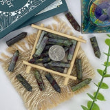 YATOJUZI Mano sosteniendo cristal: experiencia táctil para calmar la mente durante rituales.