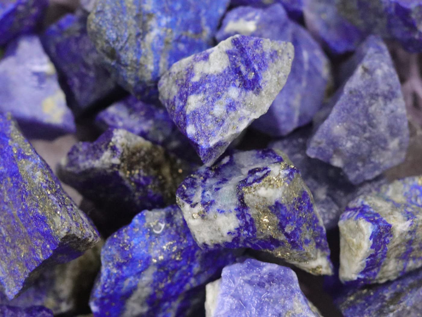 Piedras naturales de YATOJUZI con polvo, listas para limpieza y brillo.