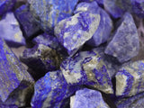Piedras naturales de YATOJUZI con polvo, listas para limpieza y brillo.