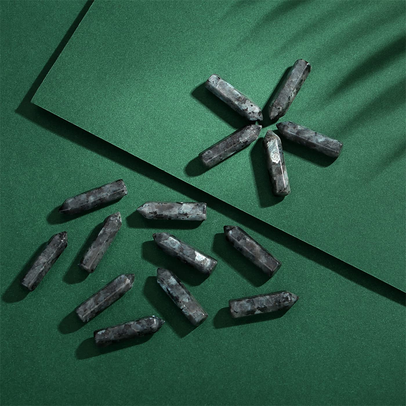 Piedras de sanación Labradorita negra pulidas de YATOJUZI para enfoque y claridad mental.