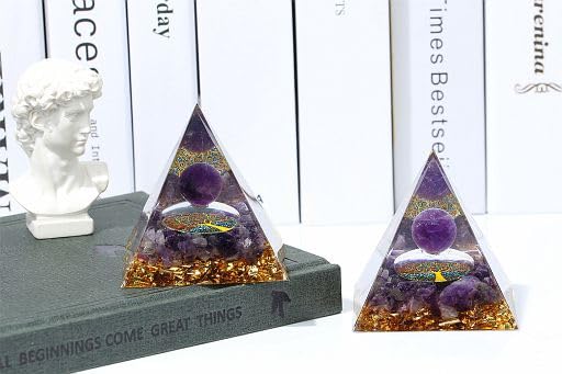 Torre YATOJUZI de amatista para reiki, promueve energía positiva en espacios.