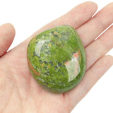Piedra Unakite pulida de YATOJUZI, vista frontal, ideal para meditaciones suaves.