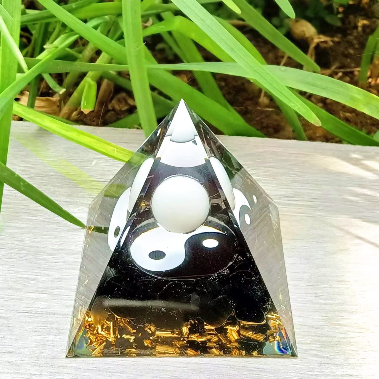 Ycyingcheng pirámide de cristal como punto focal en salas.