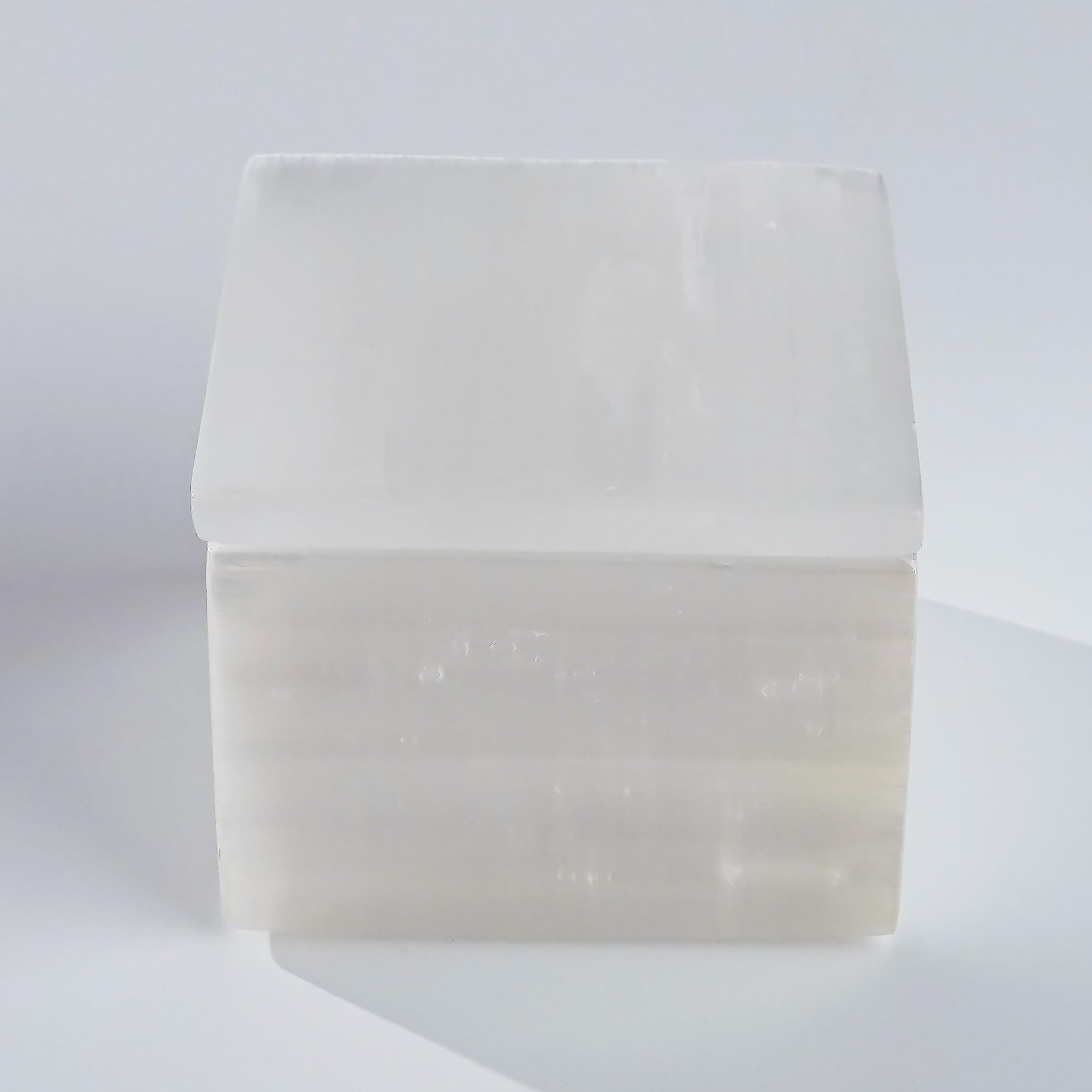 YeasHome decoracion-zen-selenita-blanca: crea ambiente tranquilo y luminoso.