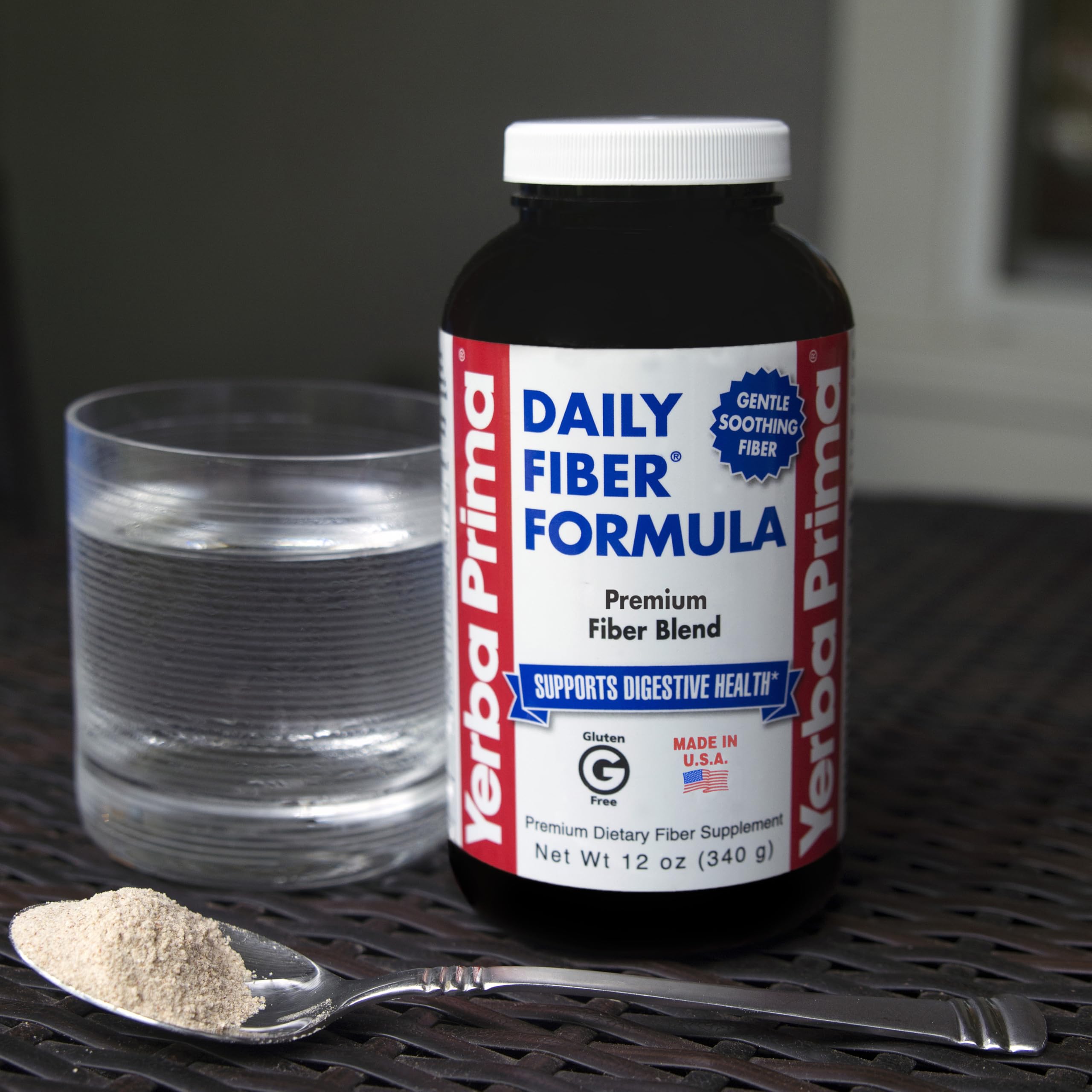 Yerba Prima Daily Fiber Formula mezcla en vaso para una ingesta fácil.