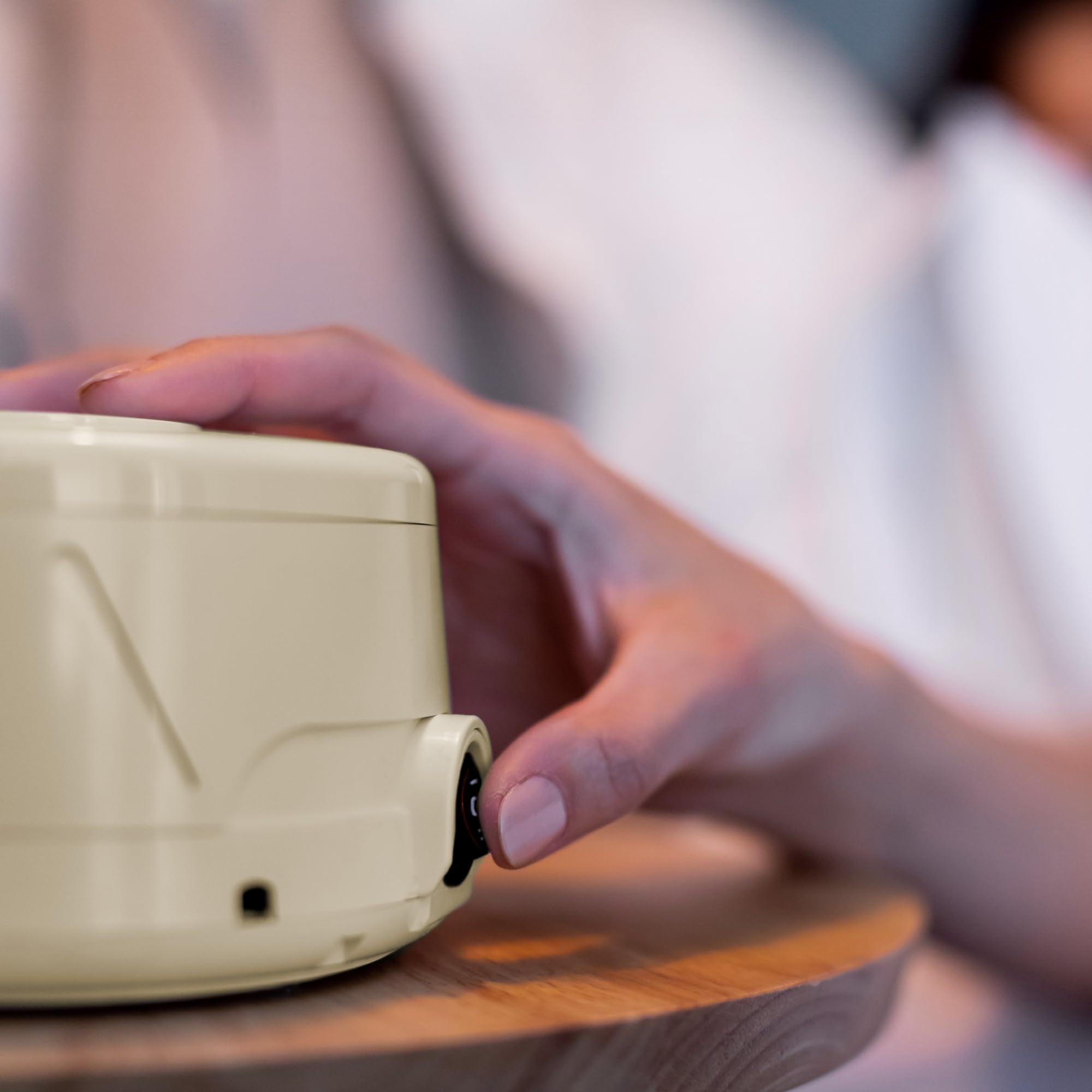 Yogasleep Dohm Classic tono tan perfecto para viajar con facilidad.